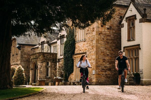 couple cycling
